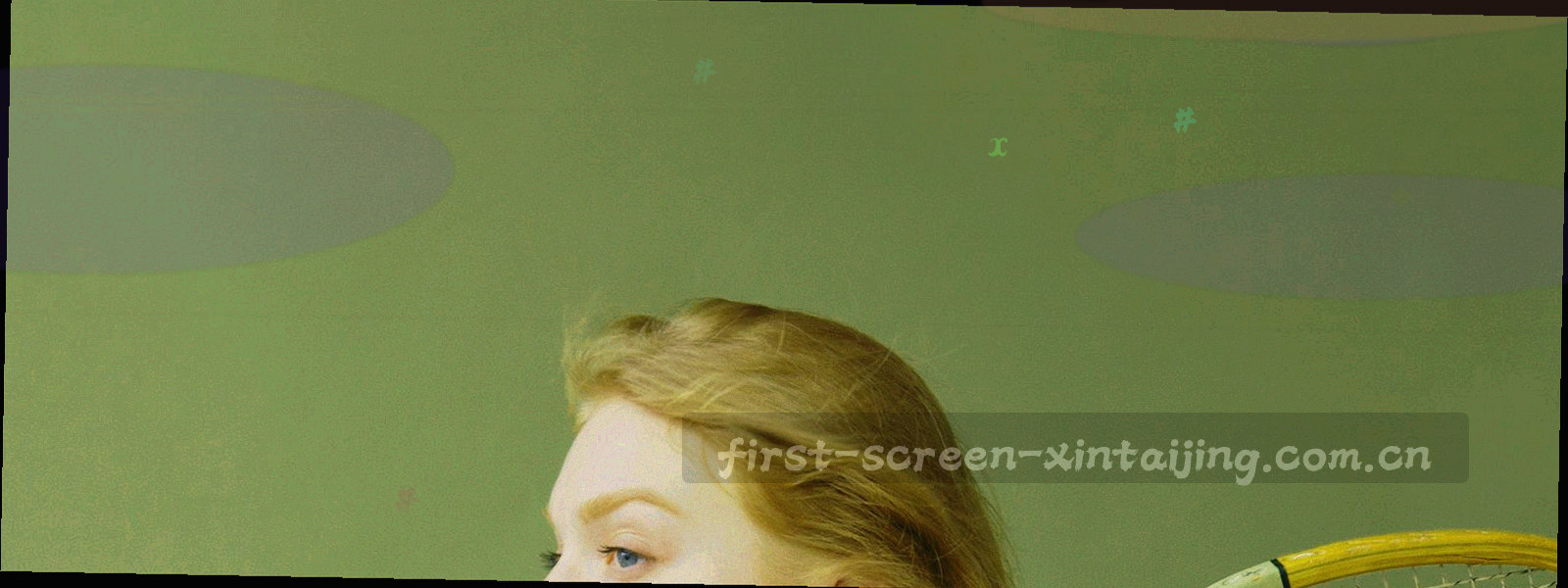 深绿底色上规则排列的细线网格与零星光点，几何抽象，无文字